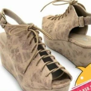 *BRAND NEW* CORKYS SZ 8.5